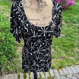 3/$40 Kenneth Cole Reaction Satin like Black and White Top Size L